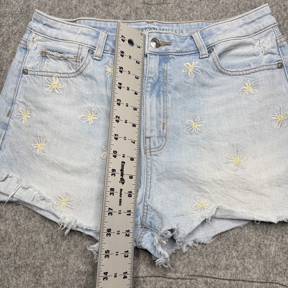 American Eagle Denim Shorts Embroidered Daisy Distressed Hem Light Wash size 10 - Picture 3 of 9